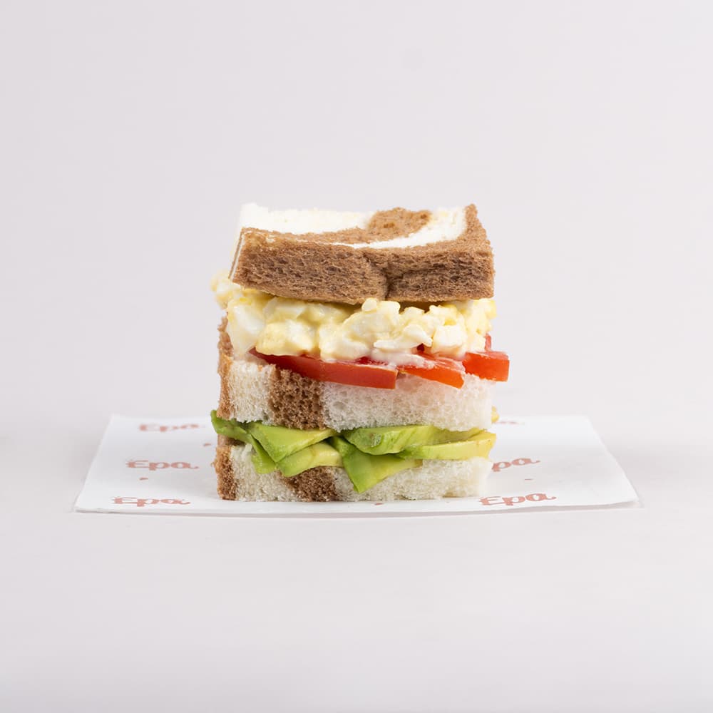 Mini triples de huevo palta y tomate